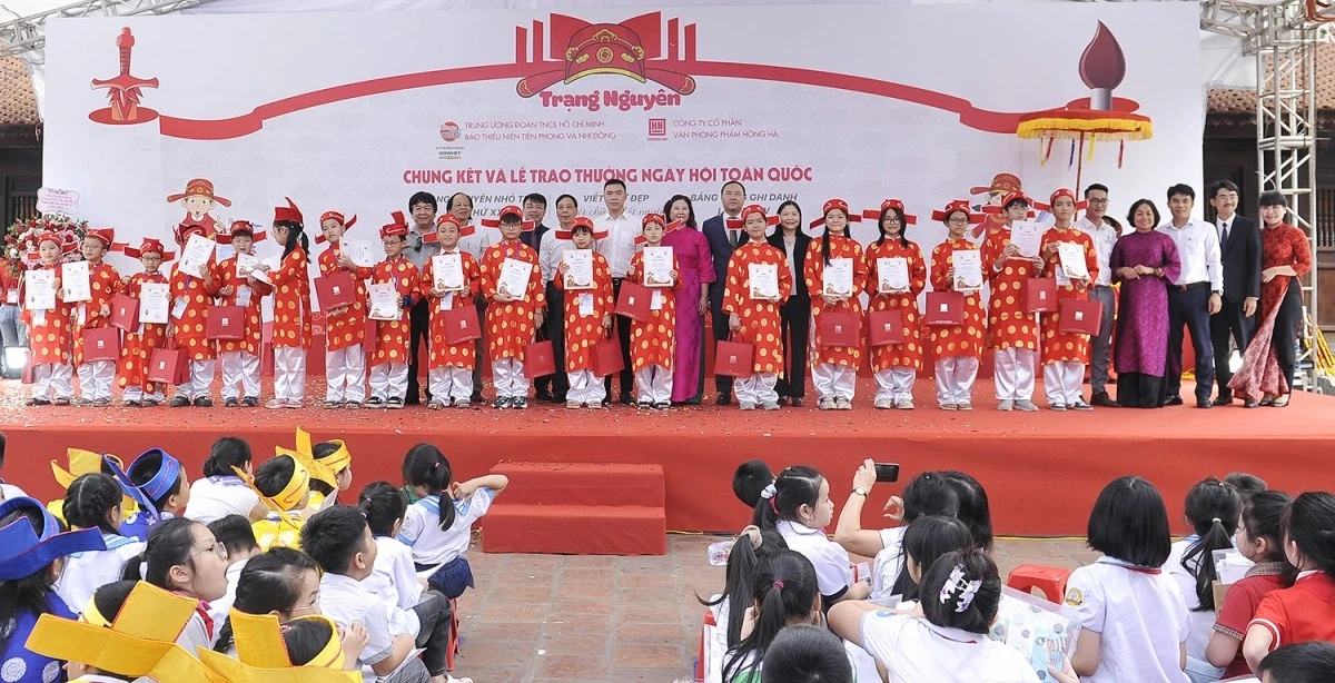 Ban Tổ chức trao giải cho các thí sinh.