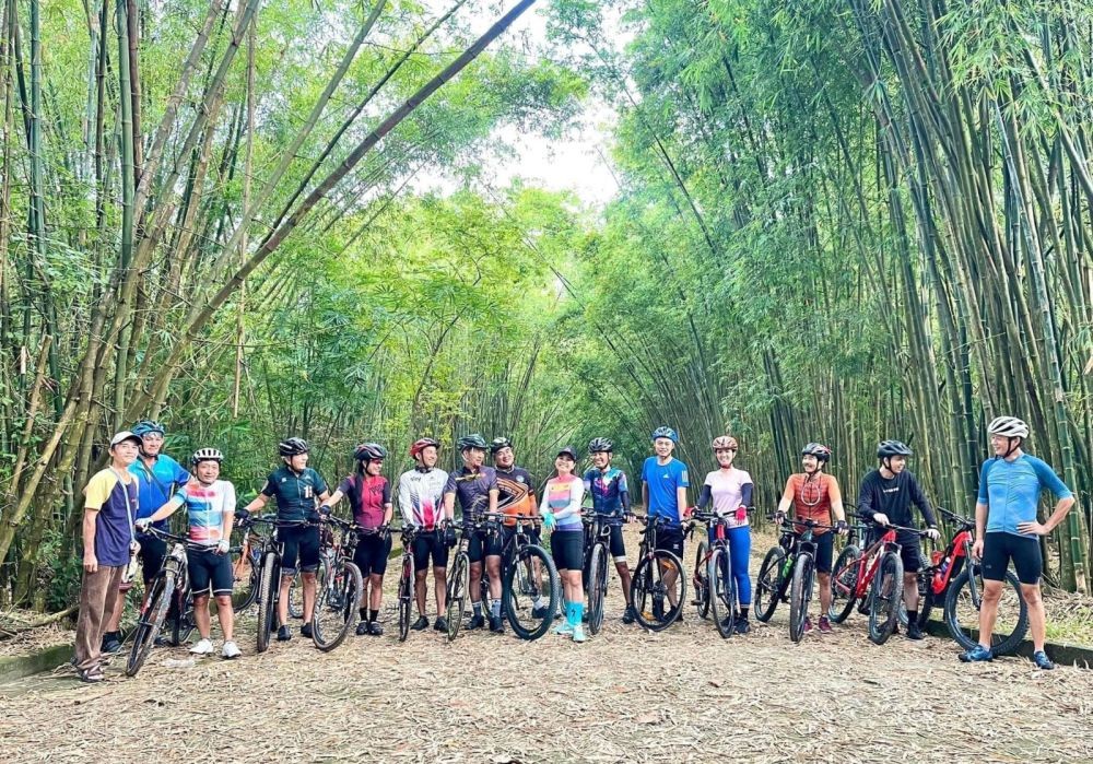 Một lần ghé thăm Làng tre Phú An, TP.Bến Cát của các thành viên CLB Xe đạp Bình Dương. Một lần ghé thăm Làng tre Phú An, TP.Bến Cát của các thành viên CLB Xe đạp Bình Dương.