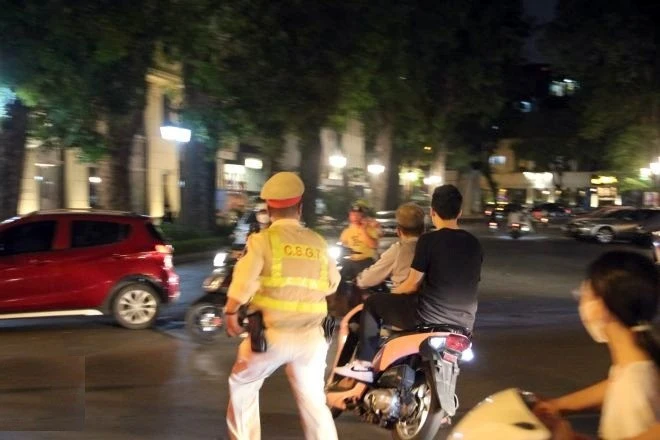 Hình ảnh CSGT làm nhiệm vụ bị một số cá nhân quay clip để gây khó khăn (ảnh minh họa).