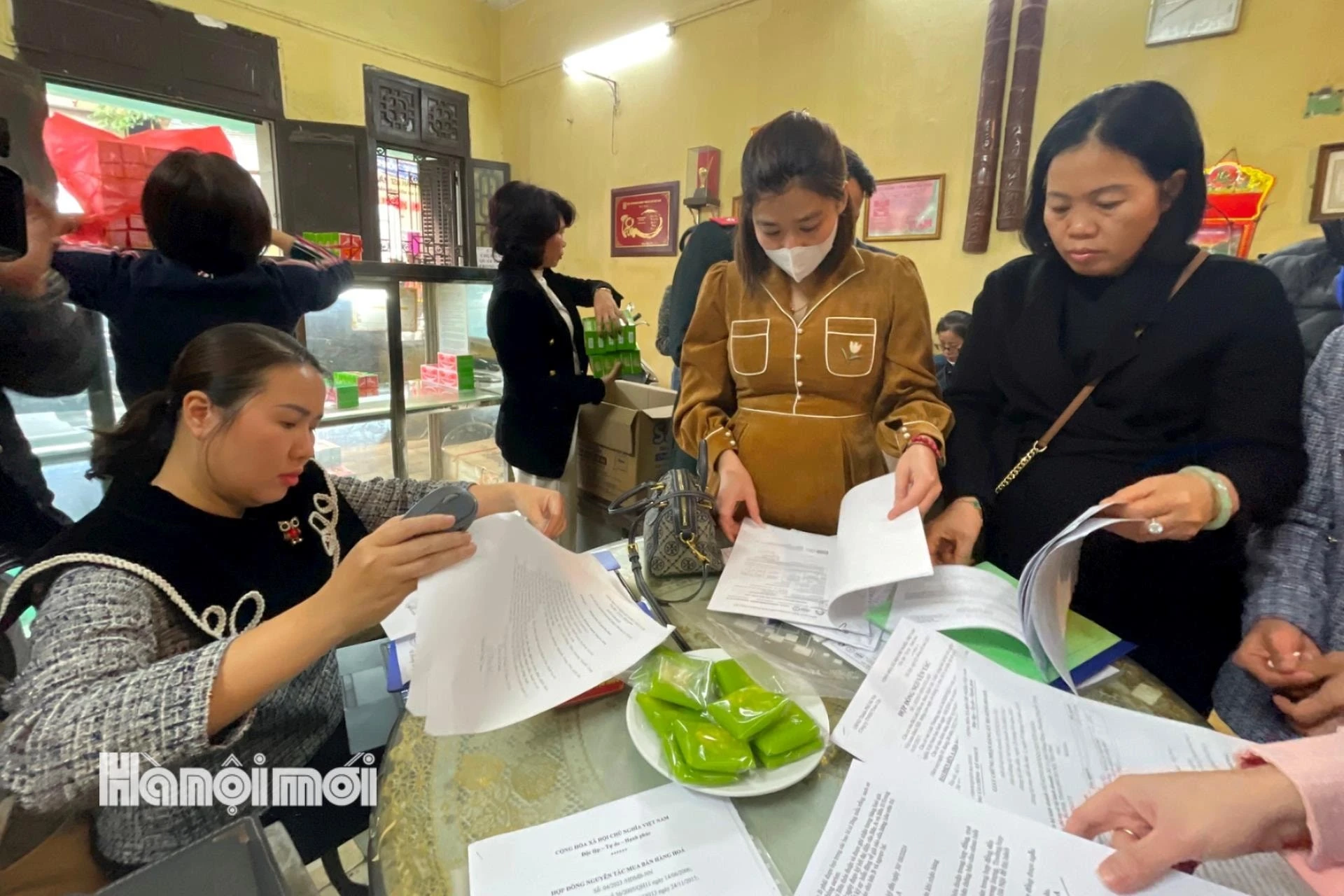 Đoàn kiểm tra liên ngành số 1 kiểm tra hồ sơ của cơ sở bánh cốm Nguyên Ninh vào chiều 2/1.