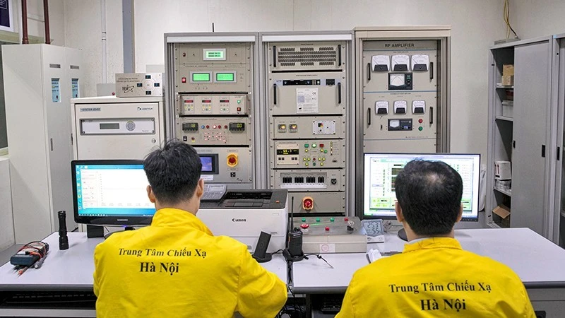 Cán bộ Trung tâm Chiếu xạ Hà Nội vận hành máy gia tốc cyclotron để sản xuất dược chất phóng xạ FDG.