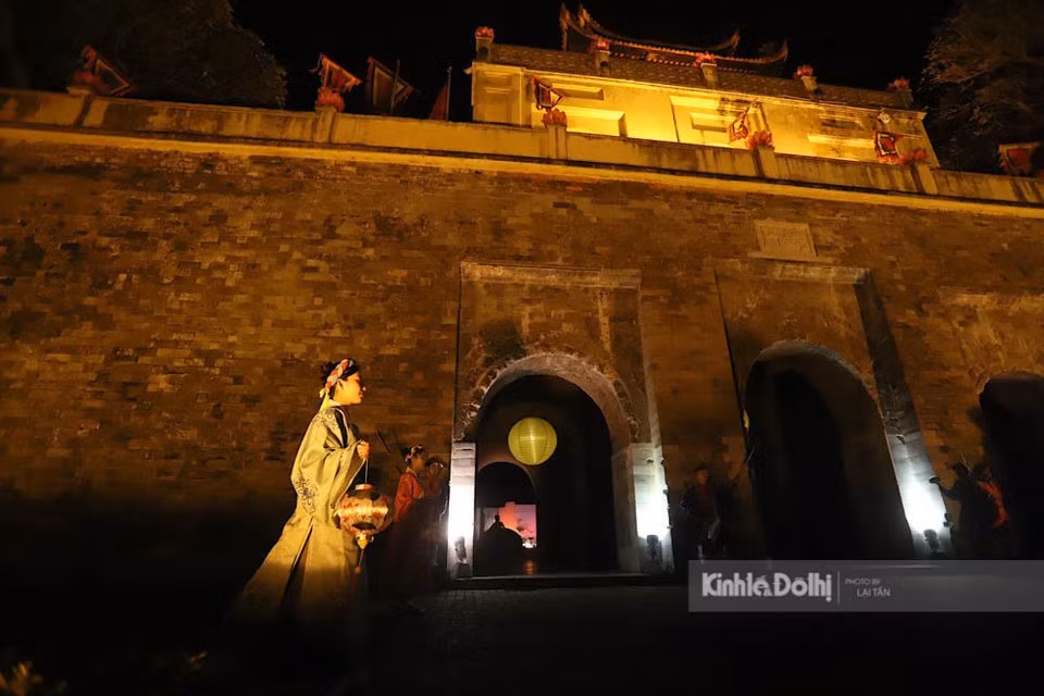 Tour đêm tại Hoàng thành Thăng Long.