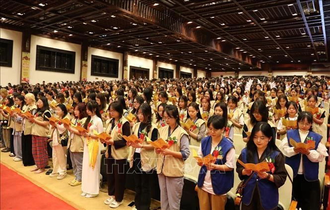 Thực hiện nghi thức của Phật giáo trong Pháp hội Vu lan.