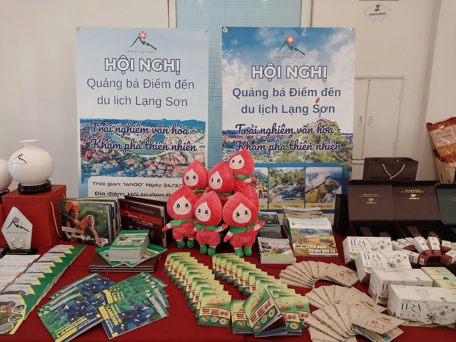 Khu vực trưng bày, giới thiệu thông tin du lịch Lạng Sơn, sản phẩm quà tặng, đồ lưu niệm hình ảnh du lịch Lạng Sơn.