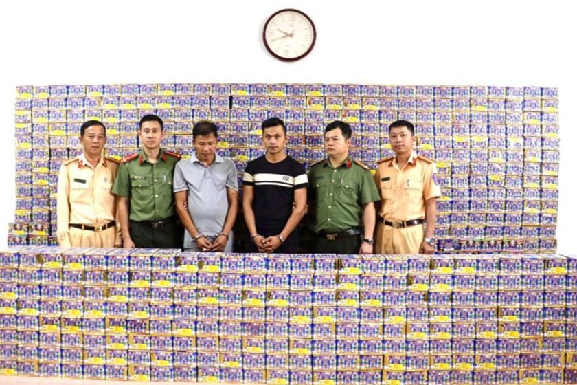 Hai đối tượng cùng tang vật tại cơ quan Công an. Hai đối tượng cùng tang vật tại cơ quan Công an.