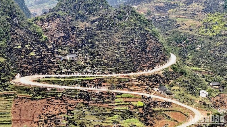 Những cung đường quanh co làm nên "thương hiệu" du lịch Hà Giang. Những cung đường quanh co làm nên "thương hiệu" du lịch Hà Giang.