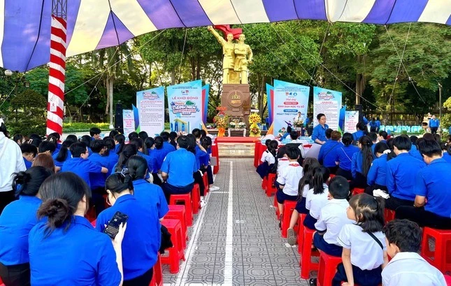 Đoàn viên thanh niên tham dự chương trình phong trào “Bình dân học vụ số” và tập huấn chuyển đổi số trong lễ khởi động Tháng thanh niên năm 2025 tại Bình Dương.