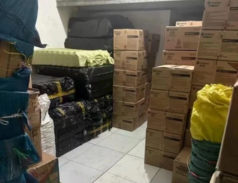 Tang vật là nhiều thùng carton, chai nhớt giả.
