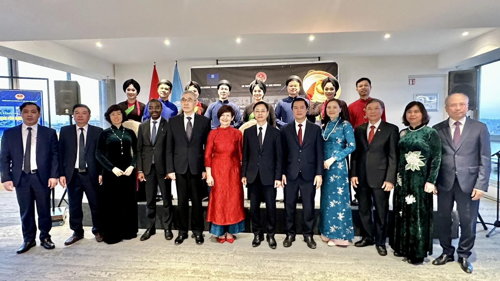 Ban Lãnh đạo UNESCO và Bộ Ngoại giao Việt Nam chụp ảnh lưu niệm với các đại biểu tỉnh Bắc Ninh.