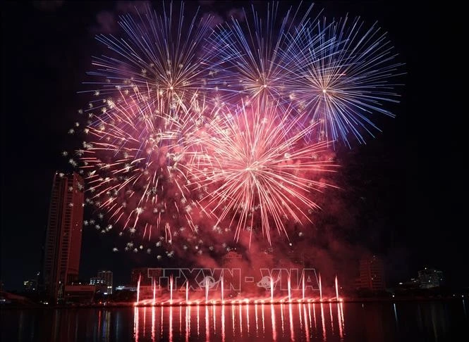 Đội Italy mở màn đêm thi đấu với phần thi mang tên “Vũ trụ rạng rỡ: Bản giao hưởng ánh sáng” tại Lễ hội Pháo hoa Quốc tế Đà Nẵng - DIFF 2024.