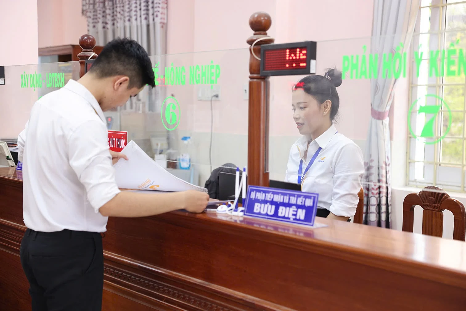 Việc chuyển dịch bộ phận một cửa các cấp sang Bưu điện giúp gia tăng sự thuận tiện và tiết kiệm chi phí cho người dân cũng như các sở, ban, ngành tại địa phương. Ảnh: Vietnam Post