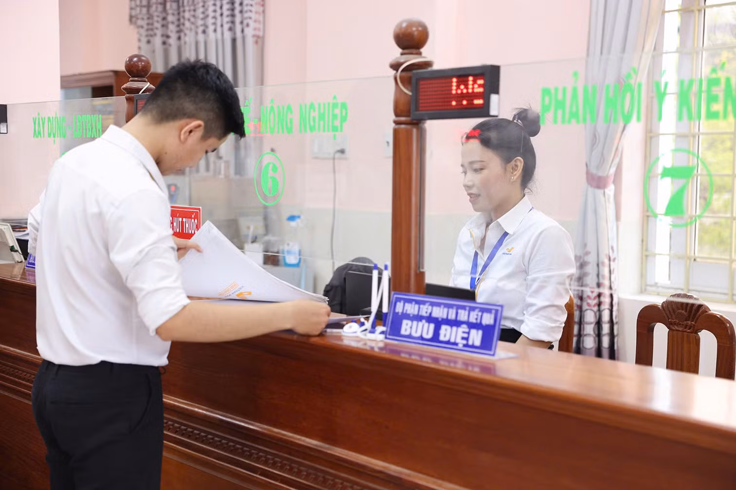 Việc chuyển dịch bộ phận một cửa các cấp sang Bưu điện giúp gia tăng sự thuận tiện và tiết kiệm chi phí cho người dân cũng như các sở, ban, ngành tại địa phương. Ảnh: Vietnam Post