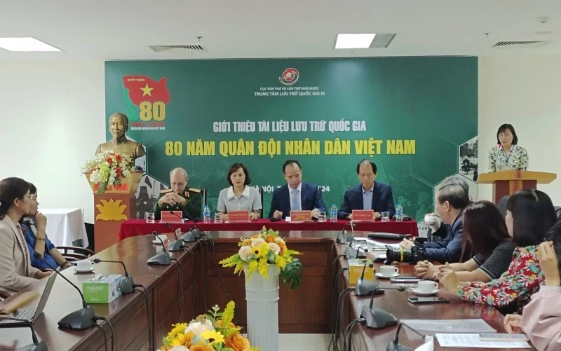 Quang cảnh buổi giới thiệu tài liệu lưu trữ quốc gia: 80 năm Quân đội nhân dân Việt Nam.