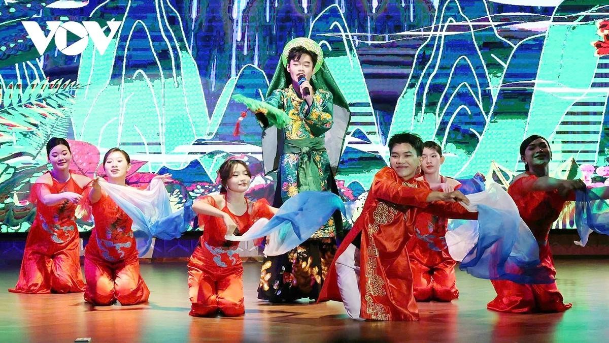 Trình diễn nghệ thuật Hầu đồng, một phần trong thực hành tín ngưỡng thờ Mẫu Tam phủ của người Việt được các bạn sinh viên tái hiện trong chương trình. Trình diễn nghệ thuật Hầu đồng, một phần trong thực hành tín ngưỡng thờ Mẫu Tam phủ của người Việt được các bạn sinh viên tái hiện trong chương trình.