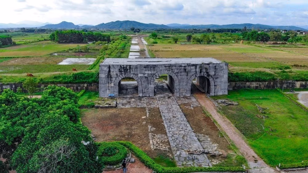 Cổng thành phía Nam Thành nhà Hồ với ba vòm đá lớn, bao quanh là cánh đồng lúa xanh mướt, tạo nên khung cảnh hùng vĩ và thanh bình. Ảnh: Trung tâm Bảo tồn Di sản Thành nhà Hồ cung cấp