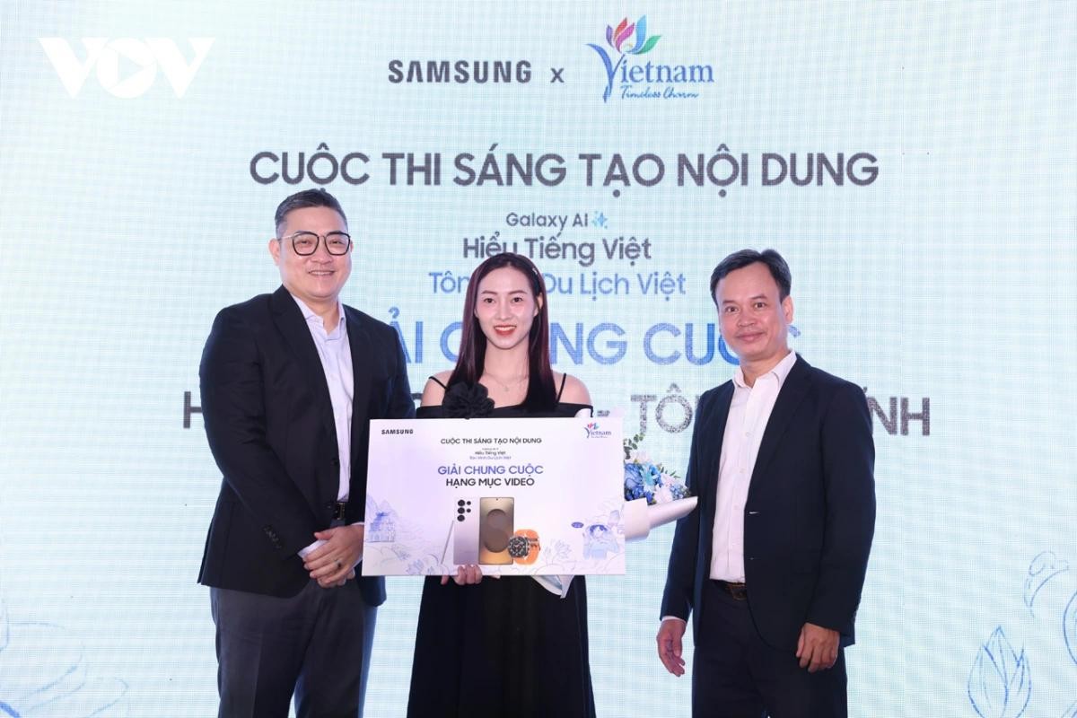 منحت اللجنة المنظمة الجائزة العامة في فئة الفيديو للمؤلفة تون ثي تينه. Ban tổ chức trao Giải chung hạng mục Video cho tác giả Tôn Thị Tĩnh.