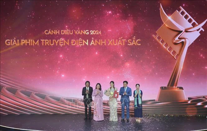 Phó Chủ tịch nước Võ Thị Ánh Xuân trao giải Cánh diều vàng hạng mục phim truyện điện ảnh xuất sắc cho phim "Mai".