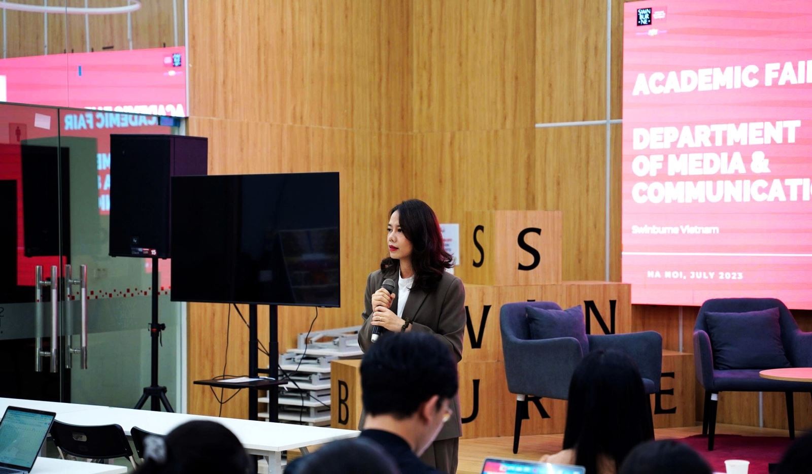TS. Ngô Bích Ngọc, Trưởng Khoa Truyền thông Đa phương tiện của chương trình Swinburne University of Technology ở Việt Nam. TS. Ngô Bích Ngọc, Trưởng Khoa Truyền thông Đa phương tiện của chương trình Swinburne University of Technology ở Việt Nam.