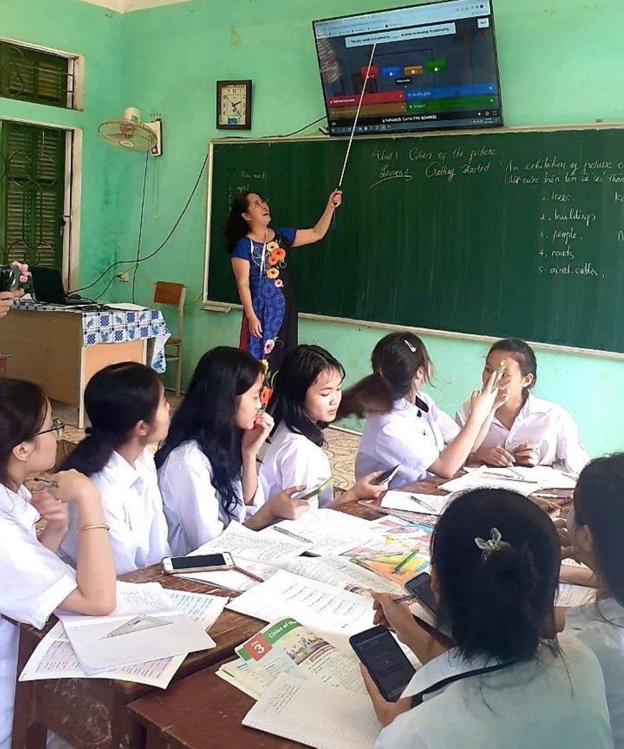 Cô Đinh Thái Hà - Trường THPT Mường Chiềng (Đà Bắc, Hòa Bình) trong giờ dạy Tiếng Anh. Ảnh: NVCC Cô Đinh Thái Hà - Trường THPT Mường Chiềng (Đà Bắc, Hòa Bình) trong giờ dạy Tiếng Anh. Ảnh: NVCC