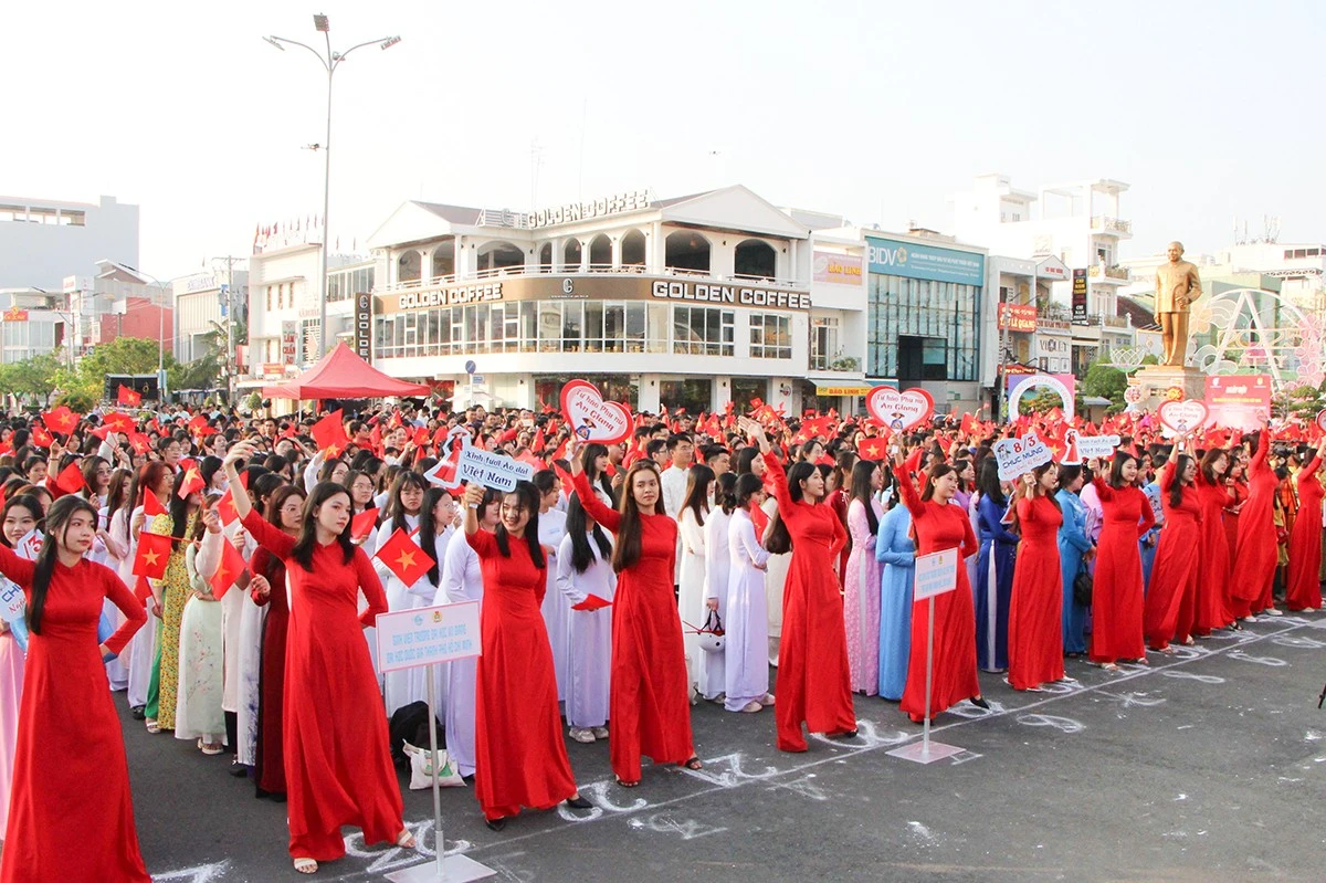 Sự kiện Ngày hội tôn vinh áo dài truyền thống Việt Nam tại An Giang với hơn 1.500 đại biểu cùng tham gia đồng diễn và diễu hành áo dài.