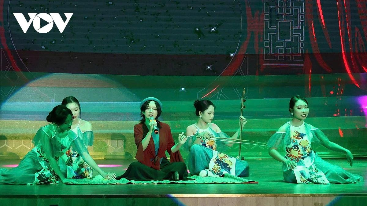Tiết mục “Xẩm Thập Ân”, một bản xẩm thấm đượm đạo lý, ca ngợi mười điều ân nghĩa mở đầu chương trình. Tiết mục “Xẩm Thập Ân”, một bản xẩm thấm đượm đạo lý, ca ngợi mười điều ân nghĩa mở đầu chương trình.