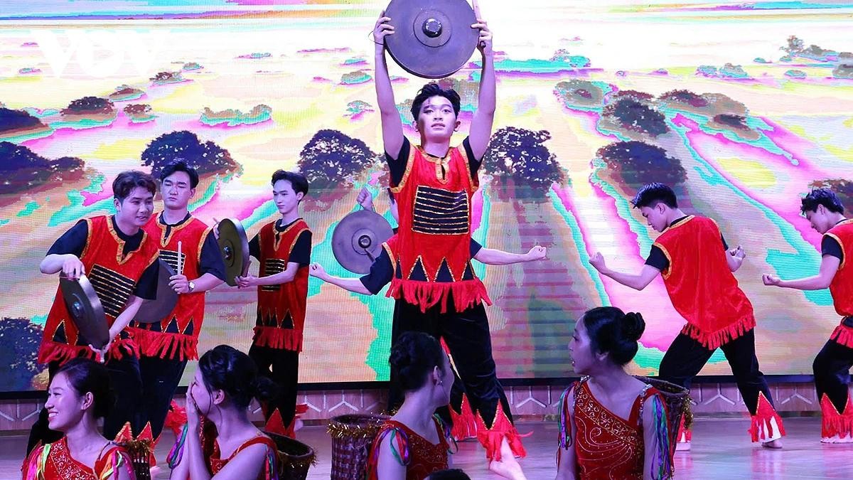 Tiếng cồng chiêng đại ngàn ngân vang trong chương trình. Tiếng cồng chiêng đại ngàn ngân vang trong chương trình.