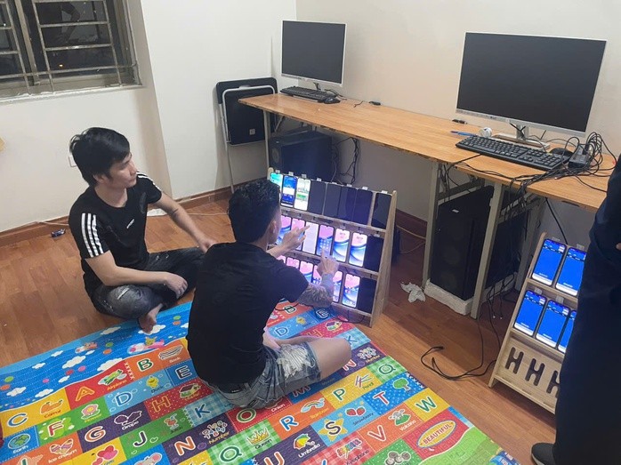 Nhiều điện thoại di động được sử dụng để phục vụ hành vi đánh bạc, rửa tiền. Nhiều điện thoại di động được sử dụng để phục vụ hành vi đánh bạc, rửa tiền.