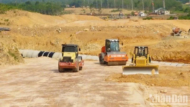 Thi công công trình đường bộ cao tốc Bắc - Nam phía đông đoạn qua tỉnh Quảng Bình. (Ảnh minh họa)