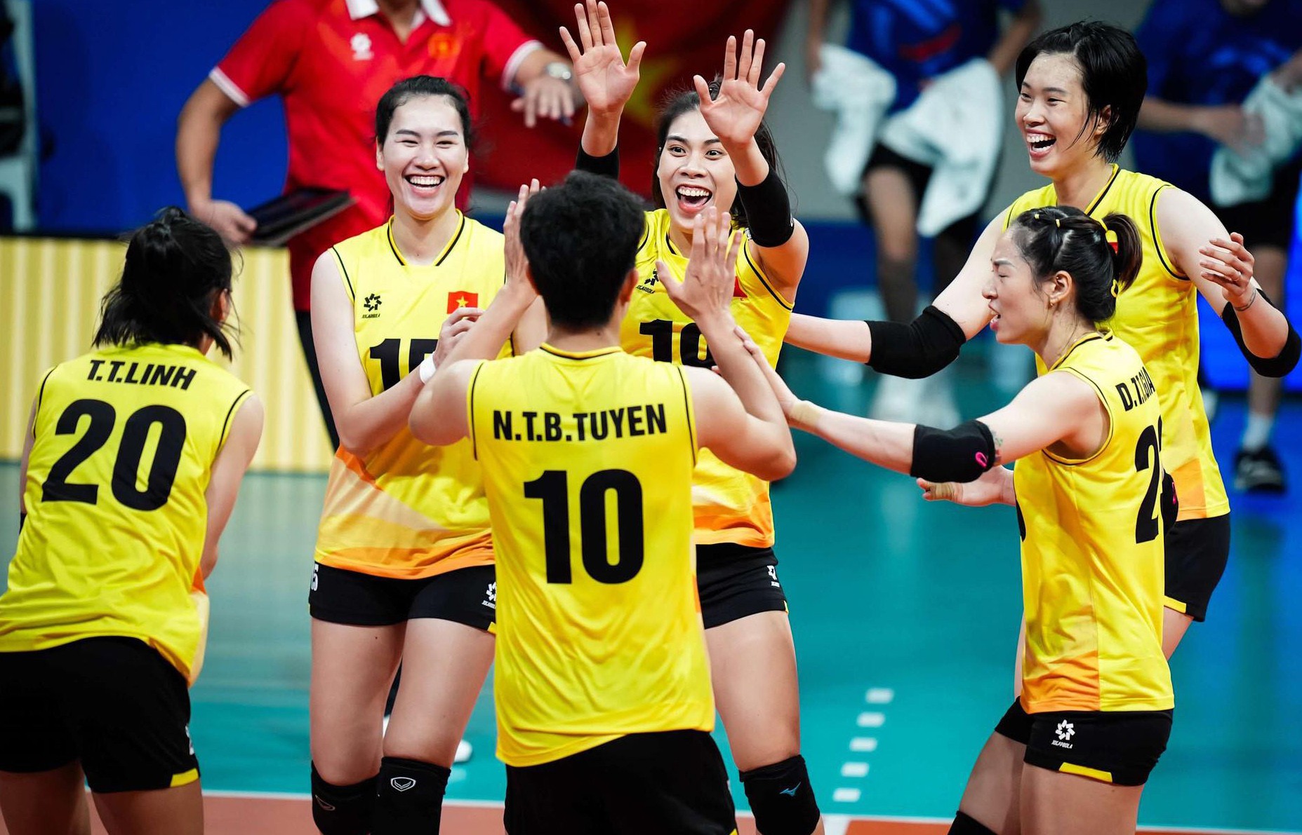 Tuyển bóng chuyền nữ Quốc gia lần đầu tham dự World Cup. Tuyển bóng chuyền nữ Quốc gia lần đầu tham dự World Cup.