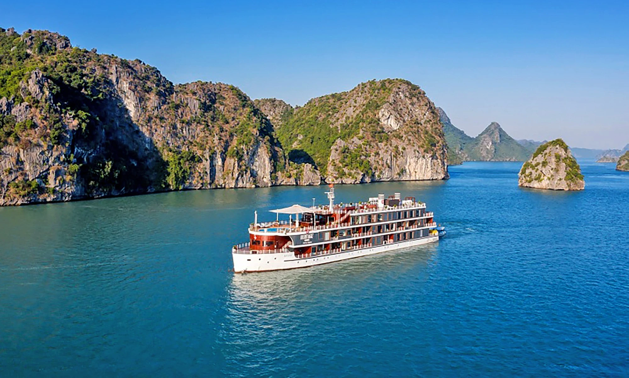 Du thuyền Heritage Bình Chuẩn trên vịnh Lan Hạ.