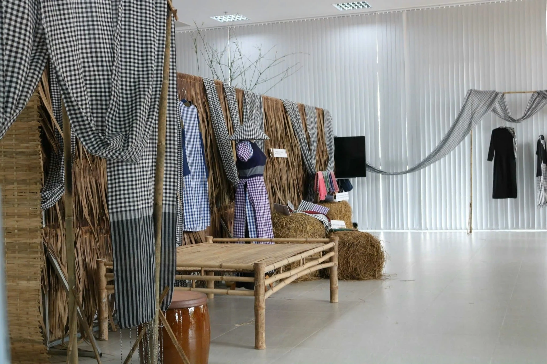 Trưng bày khăn rằn tại Trường Đại học FPT Cần Thơ.