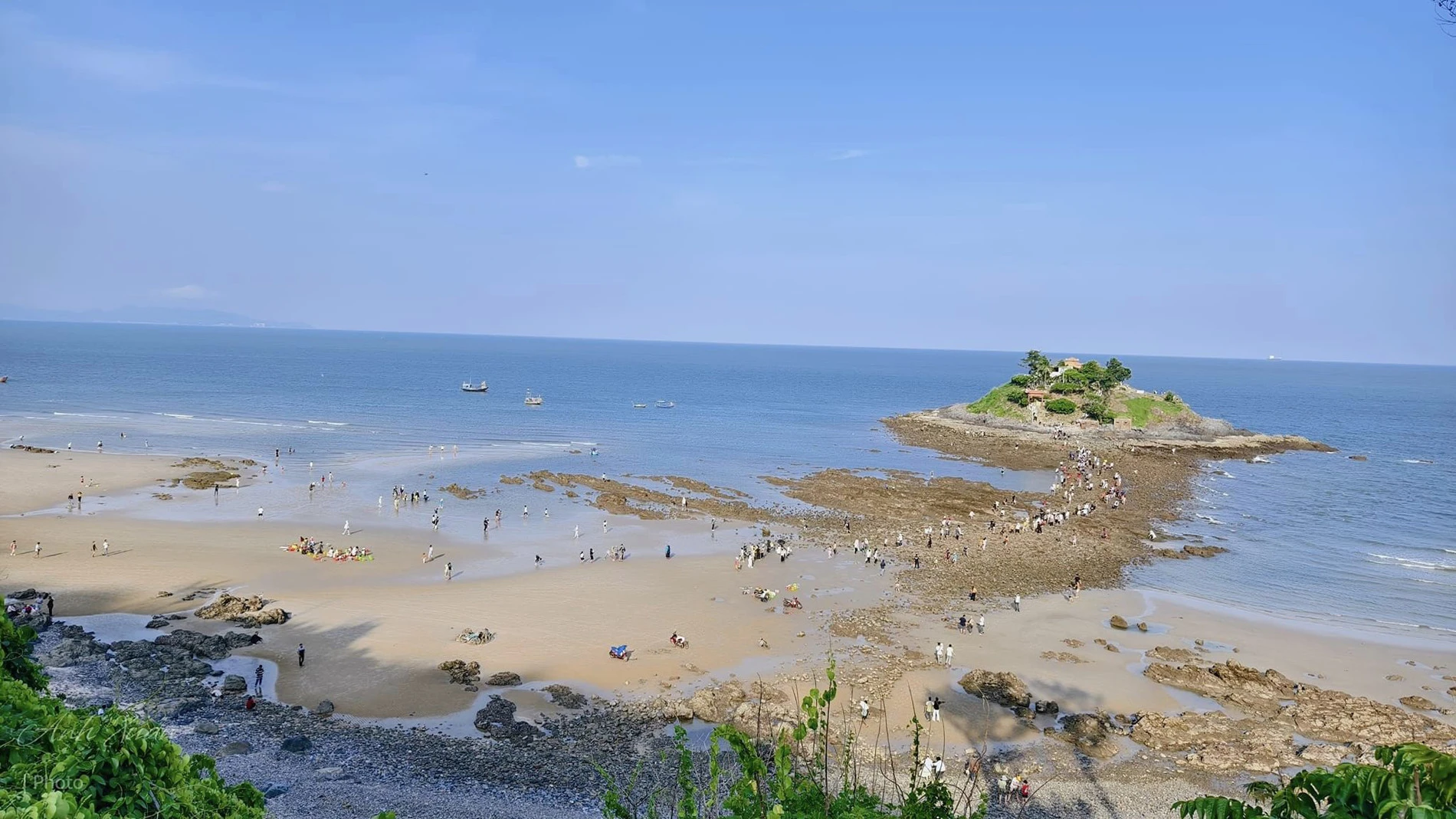 Từ tháng 5 đến tháng 10 là thời điểm thích hợp để du khách khám phá đảo Hòn Bà. Ảnh: Anh Xuân