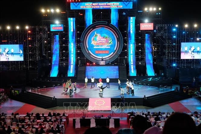 Ein dramatischer Wettkampf zwischen zwei „harten“ Gegnern in der Kategorie Battle auf der Endrunde der Dalat Best Dance Crew 2025. Phần thi kịch tính giữa hai đối thủ “sừng sỏ” trong hạng mục thi đấu Battle trên sân khấu đêm chung kết Dalat Best Dance Crew 2025.