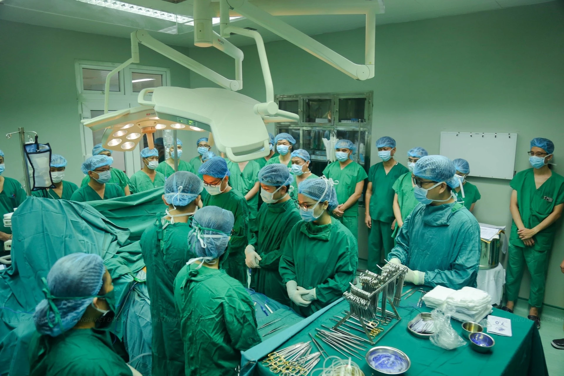 Các thầy thuốc dành phút mặc niệm tri ân người chết não hiến tạng tại Nghệ An. Ảnh: BVCC