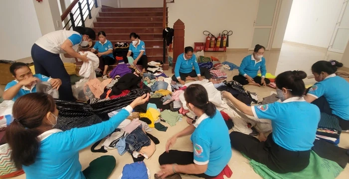 Trung tâm Vì sự Phát triển Phụ nữ Bắc Trung Bộ và các hội viên phụ nữ phân loại, giặt giũ, đóng gói quần áo, chăn ga, đồ chơi... tỉnh gửi đến các xã vùng cao Hà Giang, Cao Bằng, Lào Cai, Sơn La.