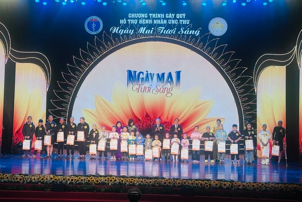 Các vị lãnh đạo tặng quà cho các bệnh nhân ung thư trong Chương trình.