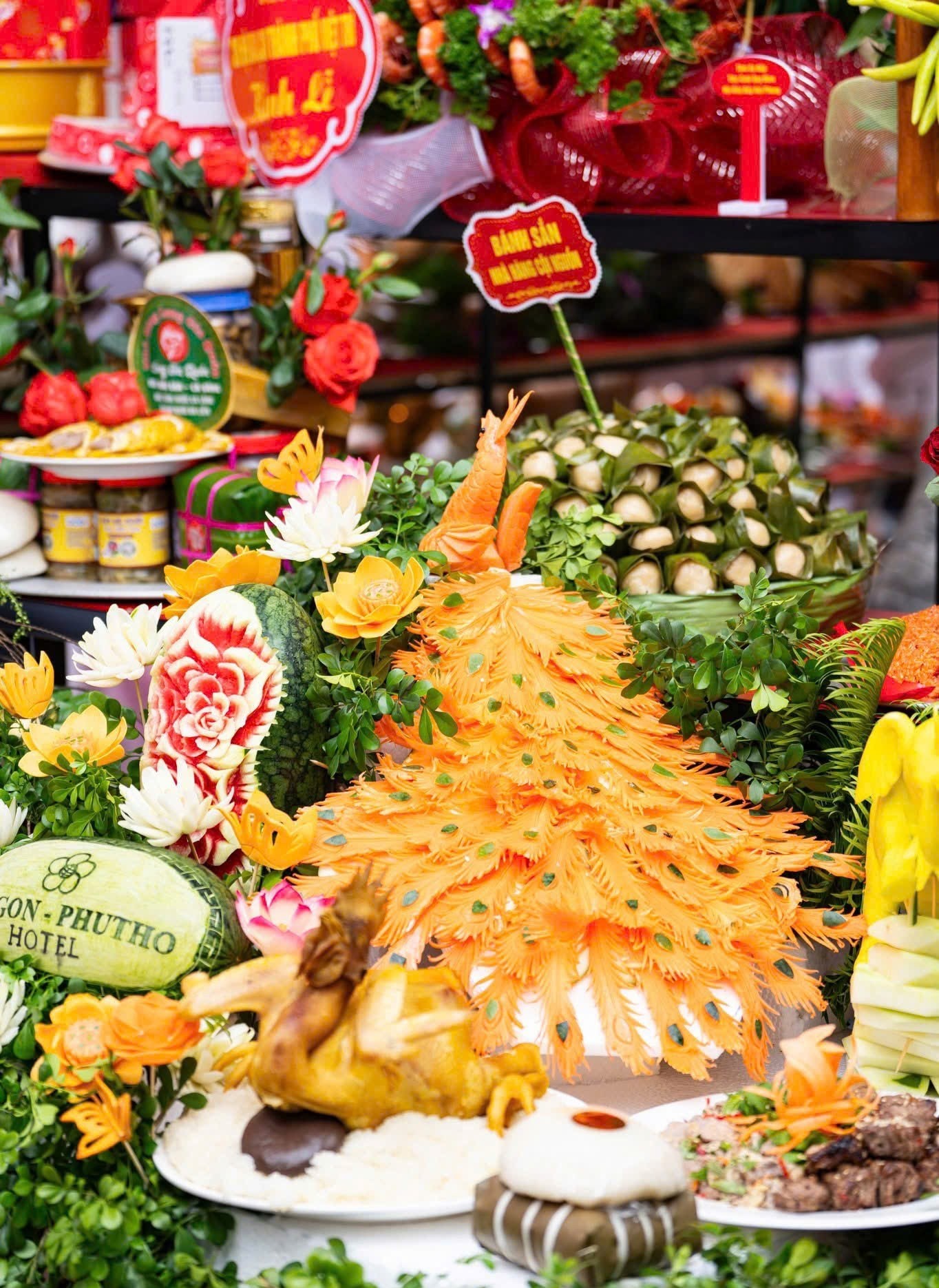 Những món ăn truyền thống được các nghệ nhân nấu, trang trí đẹp mắt. Những món ăn truyền thống được các nghệ nhân nấu, trang trí đẹp mắt.