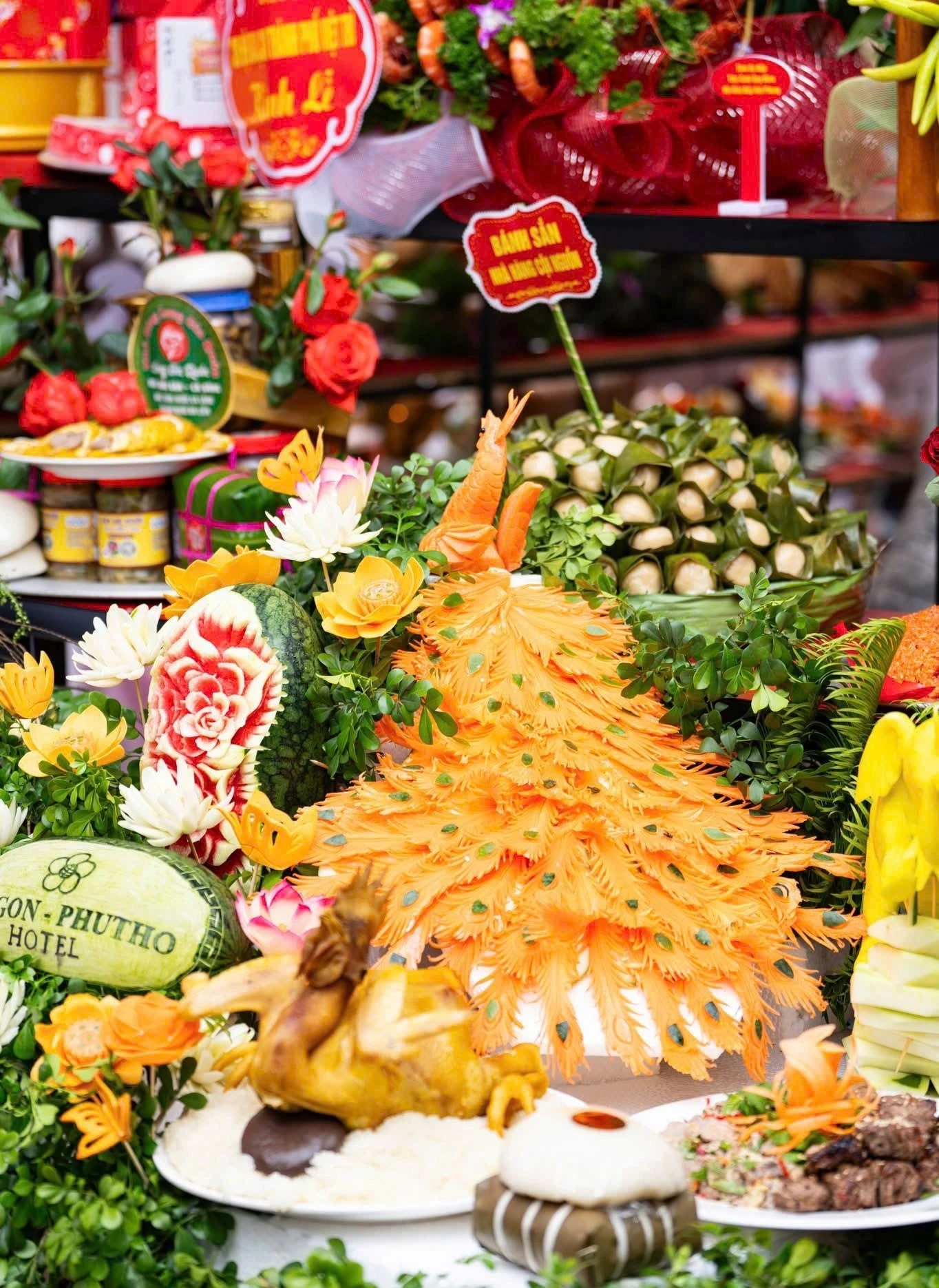 Những món ăn truyền thống được các nghệ nhân nấu, trang trí đẹp mắt.