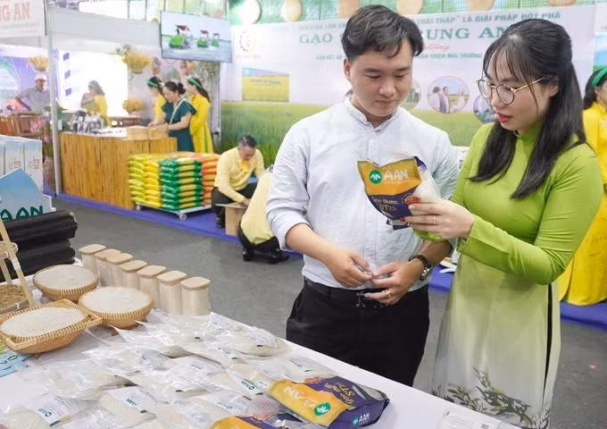 Nhiều sản phẩm gạo có thương hiệu của các doanh nghiệp được quảng bá, trưng bày tại Festival Quốc tế ngành hàng lúa gạo Việt Nam.