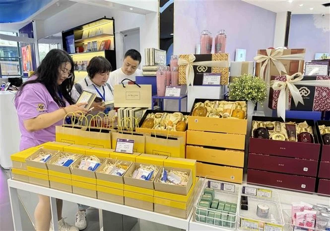 Người tiêu dùng mua sắm ở một siêu thị tại thành phố Trùng Khánh (Trung Quốc).