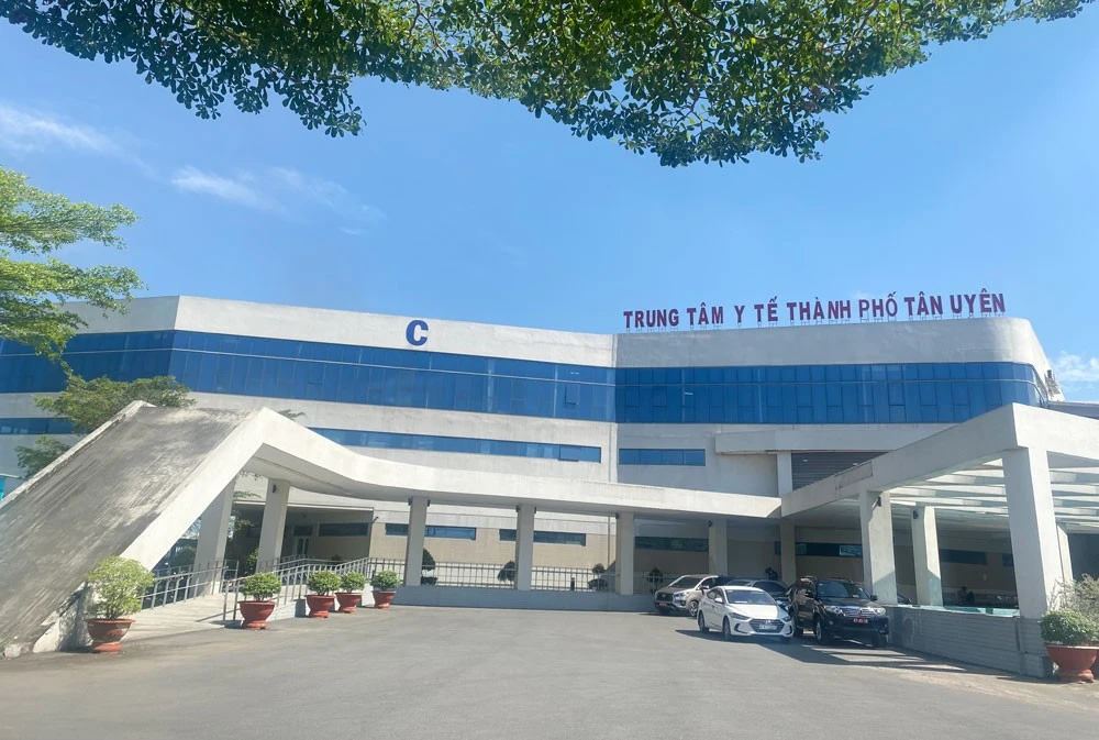 Từ năm 2025, các trung tâm y tế huyện, thành phố sẽ do UBND huyện, thành phố quản lý. Trong ảnh: Khuôn viên Trung tâm Y tế TP.Tân Uyên được đầu tư xây dựng khang trang, đáp ứng nhu cầu khám chữa bệnh của người dân.