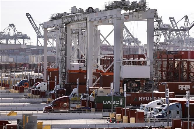 Quang cảnh cảng hàng hóa tại Los Angeles, California, Mỹ. Quang cảnh cảng hàng hóa tại Los Angeles, California, Mỹ.
