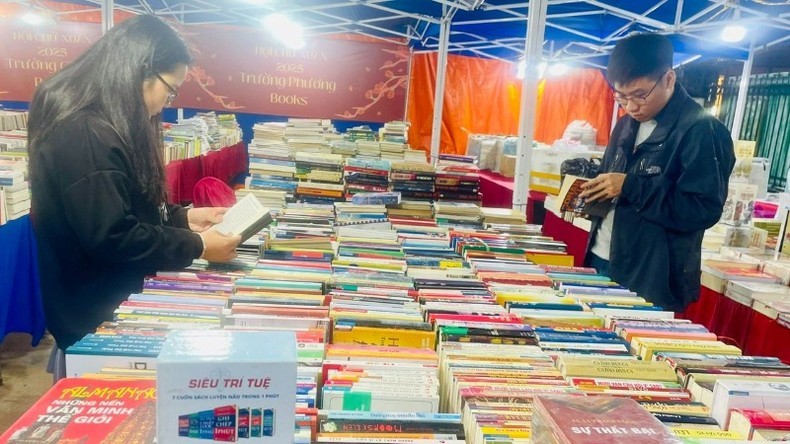 Không gian sách và văn hóa đọc Hồ Văn thu hút đông bạn trẻ đến tham quan, lựa chọn, tìm hiểu những cuốn sách yêu thích. Không gian sách và văn hóa đọc Hồ Văn thu hút đông bạn trẻ đến tham quan, lựa chọn, tìm hiểu những cuốn sách yêu thích.