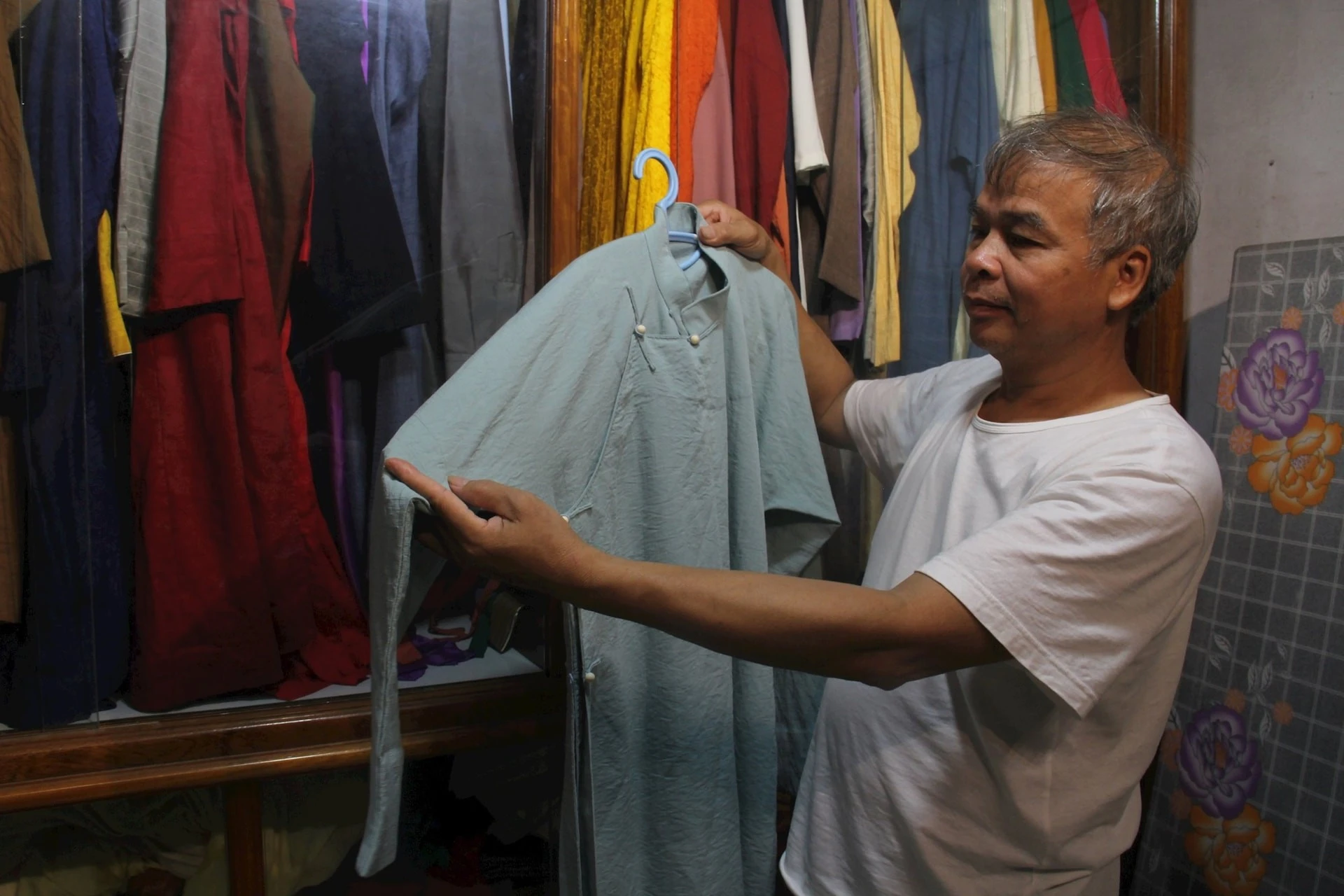 Ông Đỗ Minh Tám - người thợ may áo dài lâu năm ở làng Trạch Xá.