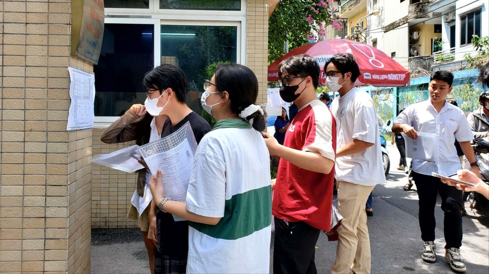 Thí sinh Hà Nội đến các điểm thi trong chiều 25/6 để làm thủ tục dự thi. Thí sinh Hà Nội đến các điểm thi trong chiều 25/6 để làm thủ tục dự thi.