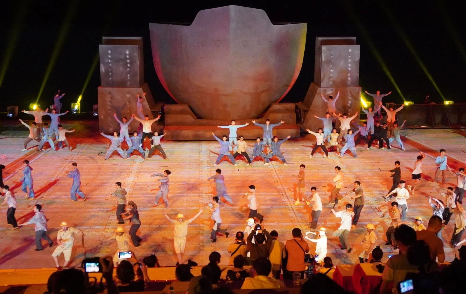 Chương trình nghệ thuật "Chuyến tàu huyền thoại" để lại nhiều ấn tượng trong lòng khán giả và du khách.