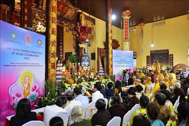 Quang cảnh Đại lễ Phật đản phật lịch 2569 - dương lịch 2025 tại Trụ sở Trung ương Giáo hội - chùa Quán Sứ, Hà Nội.