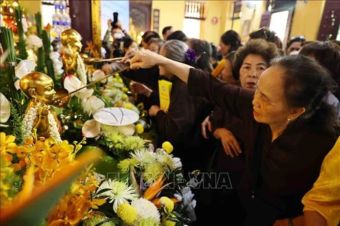 Phật tử thực hiện nghi lễ tắm Phật truyền thống.