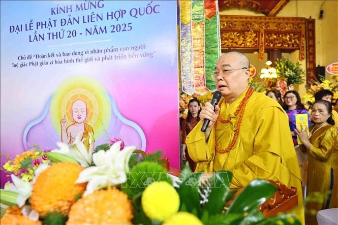 Hòa thượng Thích Thanh Nhiễu, Phó Chủ tịch Thường trực Hội đồng trị sự Giáo hội Phật giáo Việt Nam tuyên đọc thông điệp Đại lễ Phật đản.