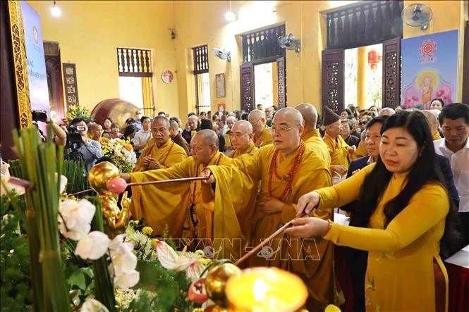 Các đại biểu thực hiện nghi lễ tắm Phật, cầu nguyện quốc thái dân an, thế giới hòa bình, chúng sinh an lạc.